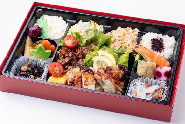 近江牛焼肉・塩麹ローストチキン弁当